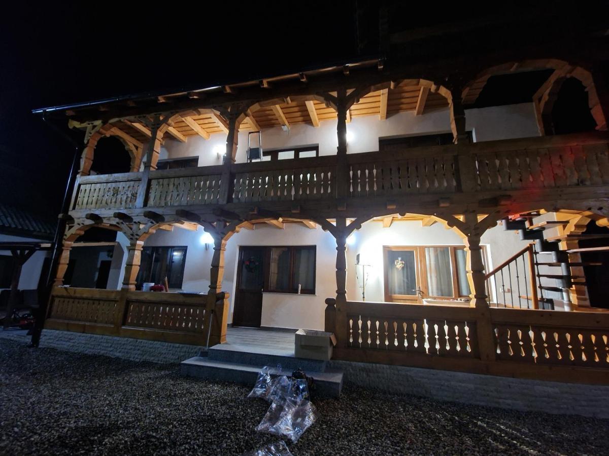La Mona Lägenhet Bîrsana Exteriör bild